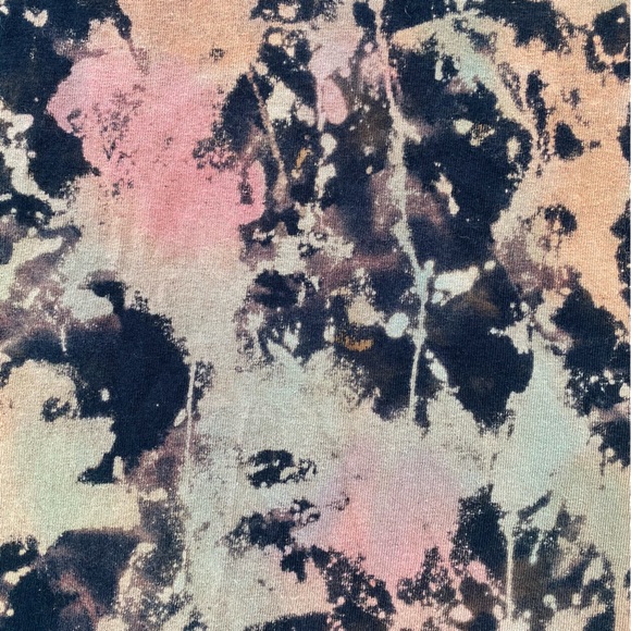 Black tshirt with orange pink cream splatter pattern, tie dye, size Small - Picture 3 of 6